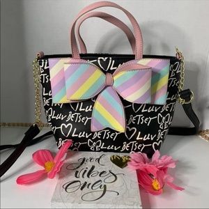 👛👛ISO: Betsey Johnson Purse👛👛
